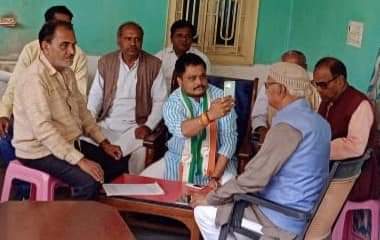 JeshBittuPathak's tweet image. डोर टू डोर 27/2/22 को पलामू जिला कांग्रेस कमेटी के द्वारा डिजिटल मेंबरशिप से समाज के बुद्धिजीवी,समाजसेवी,डॉक्टर, एडवोकेट,प्रोफेसर, स्वतंत्रा सेनानी के परिवार को कांग्रेस पार्टी का सदस्यता ग्रहण करवाया@kcvenugopalmp @avinashpandeinc @UmangSinghar @drajoykumar
@RajeshThakurINC