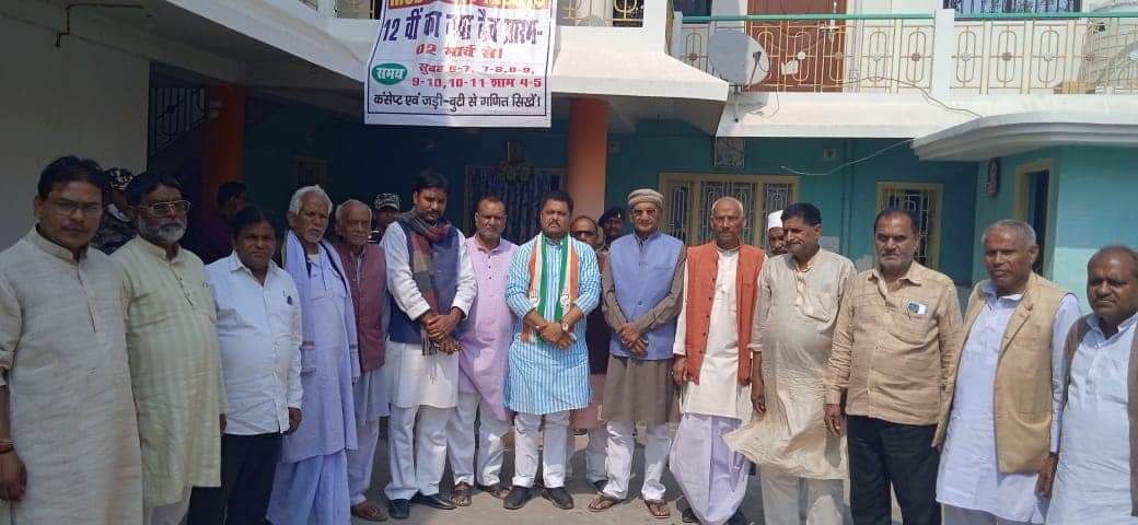 JeshBittuPathak's tweet image. डोर टू डोर 27/2/22 को पलामू जिला कांग्रेस कमेटी के द्वारा डिजिटल मेंबरशिप से समाज के बुद्धिजीवी,समाजसेवी,डॉक्टर, एडवोकेट,प्रोफेसर, स्वतंत्रा सेनानी के परिवार को कांग्रेस पार्टी का सदस्यता ग्रहण करवाया@kcvenugopalmp @avinashpandeinc @UmangSinghar @drajoykumar
@RajeshThakurINC