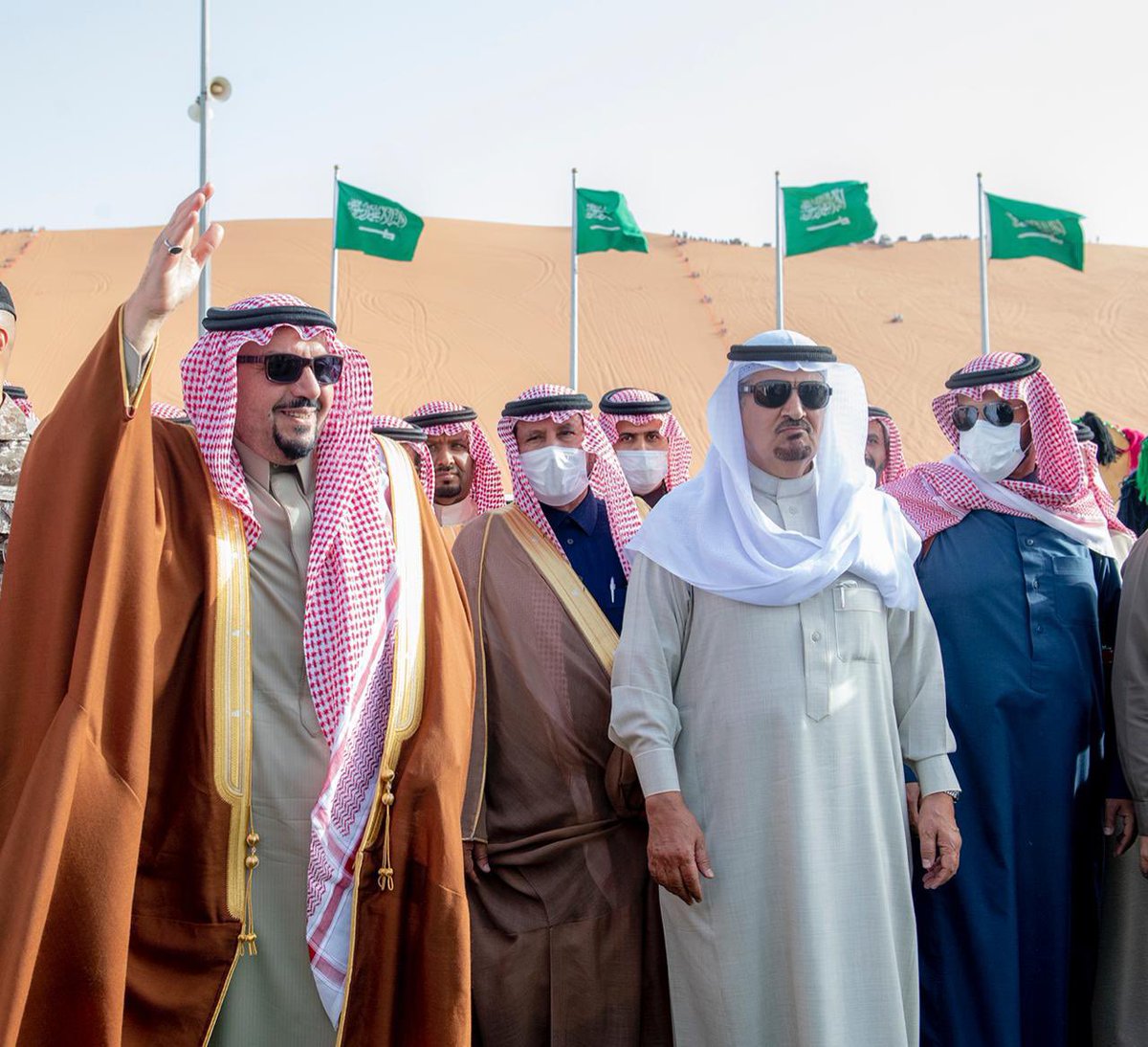 Shbab_almethnab's tweet photo. ضمن رعاية سمو #امير_القصيم لانطلاقة #مهرجان_المانعية 43 بمحافظة #المذنب يوم الاربعاء الماضي ..
تسلم رئيس لجنة شباب المذنب أ/ إبراهيم العضيبي درع التكريم من يدي سموه الكريم وذلك نظير مشاركة اللجنة في تنظيم المهرجان الذي حظي بحضور كبير من #السعودية وجميع دول مجلس التعاون الخليجي . https://t.co/7YrWaZ7rBr