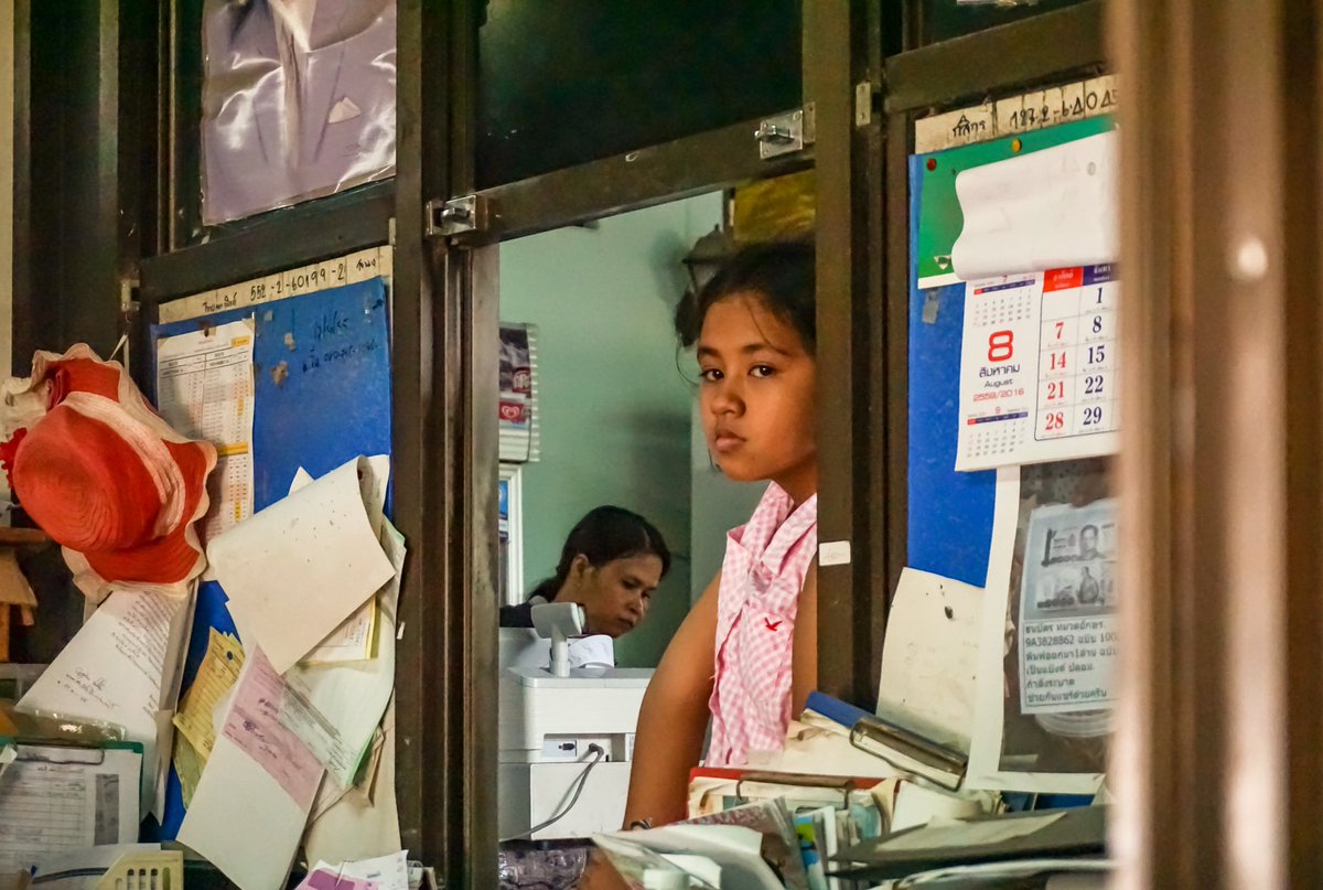 Una niña vende billetes de autobús en una estación perdida en la provincia de Chumphon, Tailandia.

#thailand #tailandia #viaje #hacerfotos #travelphotography