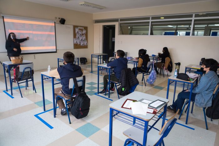 elmostrador's tweet photo. UNESCO y UNICEF aseguraron que Chile está preparado para volver a clases presenciales: "Un sistema a distancia no reemplaza la presencialidad"
https://t.co/gQ7Q7hhfG4 https://t.co/ZGXPyPHIIW
