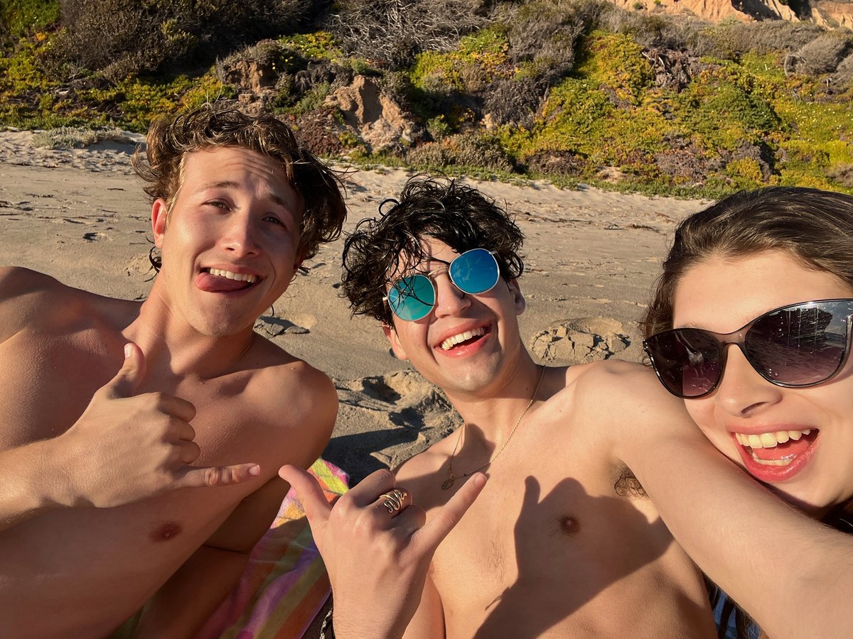 thelukemullen's tweet photo. Besties reunite https://t.co/k4HoOyRT8i