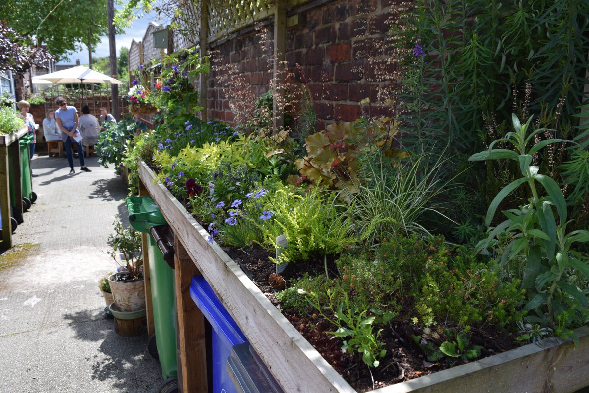 We need more gardens to open for Burnage and Levenshulme Open Gardens - do you live in either of these areas, and love you garden? Or your alley? The event will take place on Sunday 5th June. Brecon Avenue Alley (and you again @lwood_reading 😍)