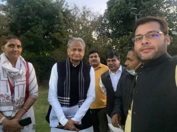 आज राजस्थान के मुख्यमंत्री श्री अशोक गहलोत जी से उनके निवास पर मुलाक़ात की।उम्मीद करता हूँ कि बजट में कुछ और सौग़ातें निवाई पीपलू विधानसभा को प्राप्त हो।