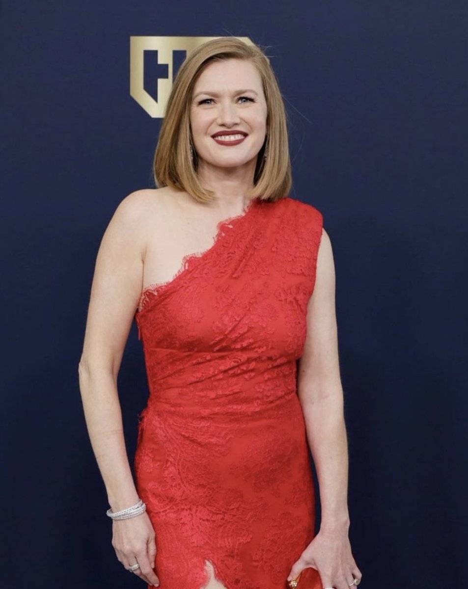 #MireilleEnos rockin’ red at the #SAGAwards
