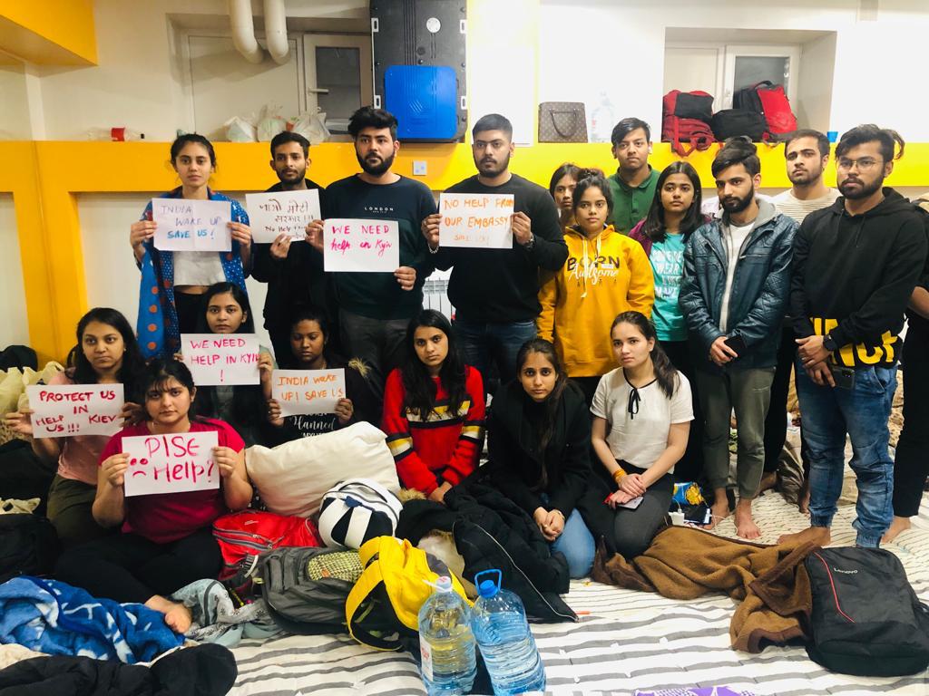 manishmaadam's tweet image. #SaveIndiansInUkraine #UkraineRussiaWar
Students are stuck in Ukraine due to this ww3.
It&apos;s a humble request to indian govt to take needy action on it and save those students.
