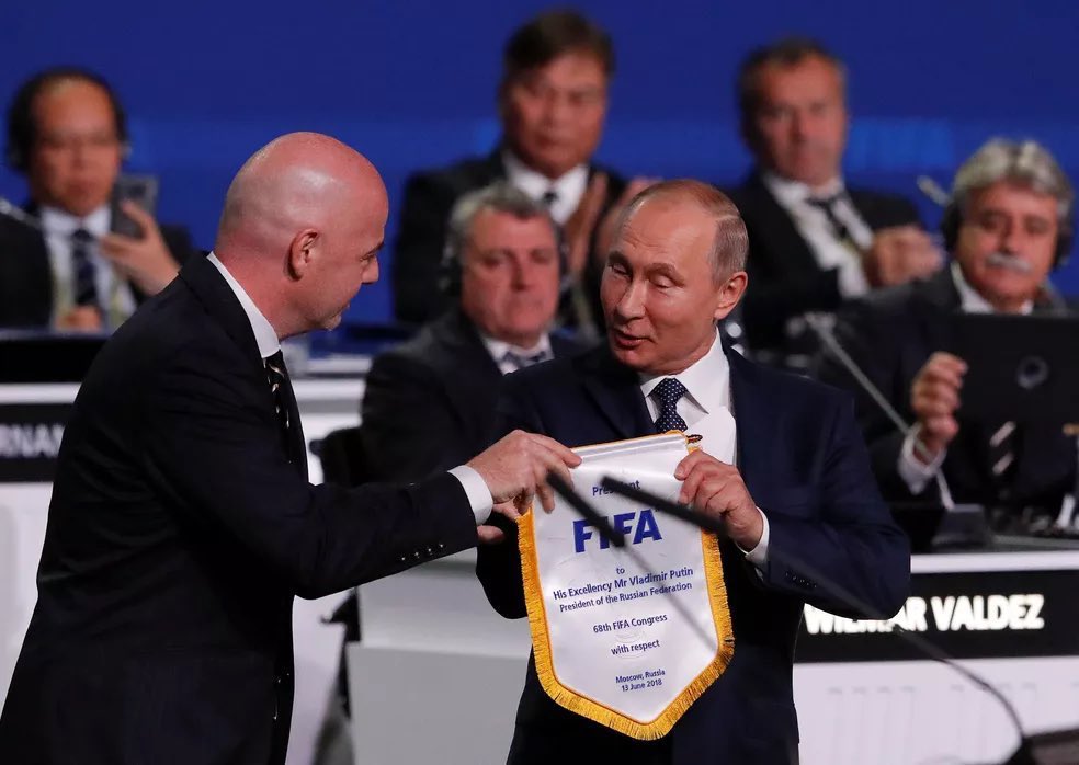 Como resposta à invasão na Ucrânia, Fifa irá proibir a Rússia de disputar as Eliminatórias e a Copa do Mundo.

A decisão envolve todas as seleções da Rússia, inclusive as seleções de categorias de base.

🗞 <a href="/geglobo/">ge</a>