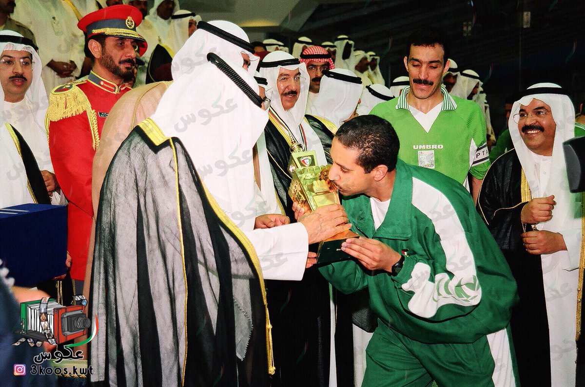 3koosKwt's tweet photo. 🔴 لقطة رائعة ونادرة 🔴
يتمناها أي لاعب في مسيرته 💚💚
أمير القلوب الشيخ جابر الأحمد الجابر الصباح أمير الكويت الراحل طيب الله ثراه يسلم الكأس لكابتن النادي العربي عامر ياسر في أحد نهائيات كأس الأمير ⚽️🇰🇼🏆⚽️
أي موسم ومنو الفريق المنافس؟
منو بالصورة؟😊
#الكويت #النادي_العربي https://t.co/wM40pLrQqi