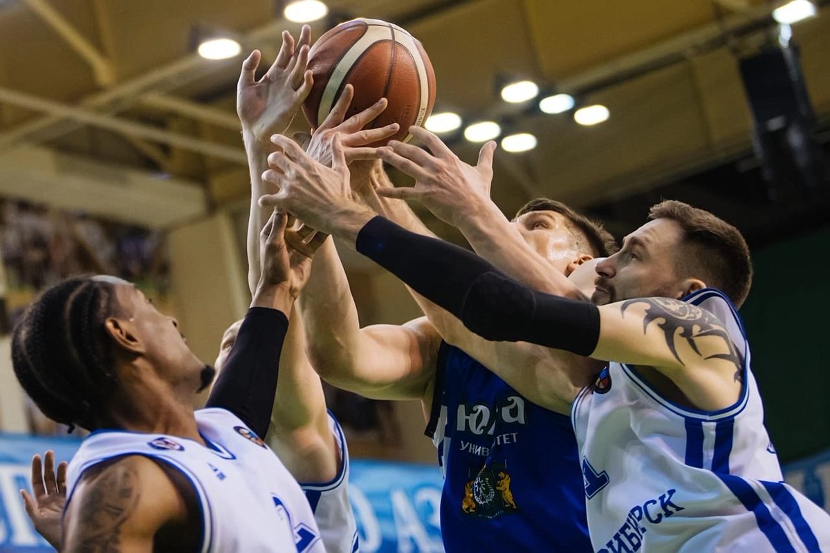 #БКНовосибирск в последней четверти обеспечивает победу над #УниверситетЮгра 77:70.
Н: Лавников - 22, Ткаченко - 11 + 9 передач + 3 перехвата, Карвер - 5 + 13 подборов;
УЮ: Трент - 14 + 8 подборов + 7 передач, Салмин - 15, Самсонов - 14.