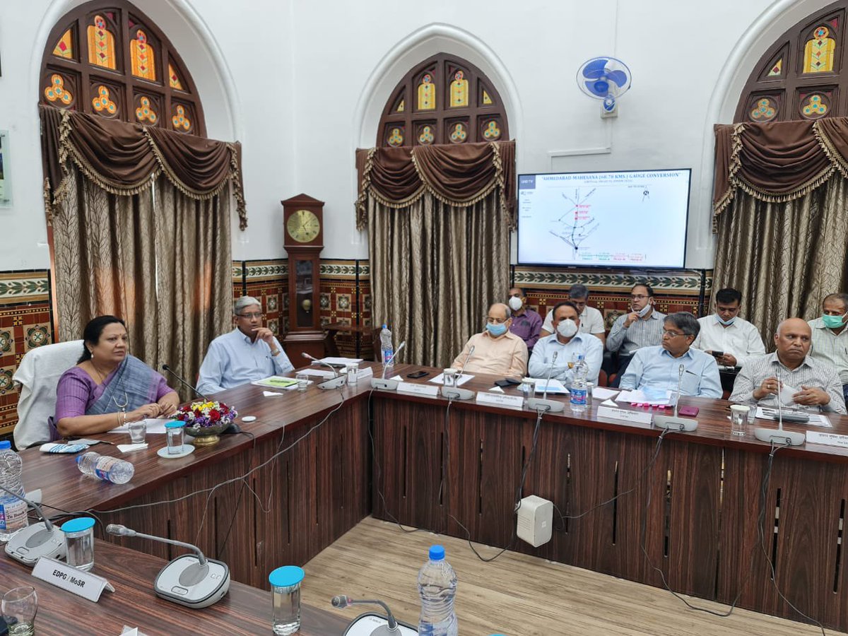 Central_Railway's tweet photo. Smt. @DarshanaJardosh Hon’ble Union Minister of State for Railways and Textiles reviewed the railway infrastructure projects like doubling, electrification etc on Central and Western Railways and also ongoing projects like Dedicated Freight Corridor &amp; High Speed Railway (1/2) https://t.co/UBLZk6HKk6