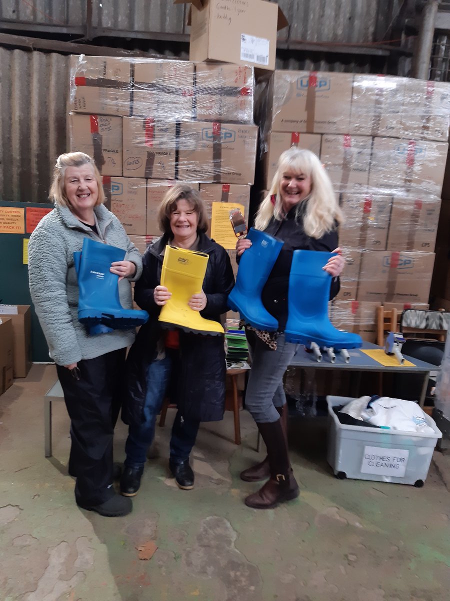 A huge round of applause for the team at Bakkavor Salads Bo’ness for donating 300 pairs of wellies to Edinburgh Direct Aid 👏! @EdinDirectAid is a fantastic charity that delivers aid to people in desperate need in far away places. Brilliant #charity work Team Bo’ness ❤️.