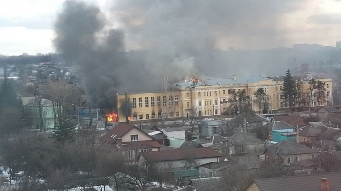 Война рф и украины. Школа номер 134 харьков обстрел. Харьков разбит. Разрушенный торговый центр. В харькове снаряд попал в жилой дом.