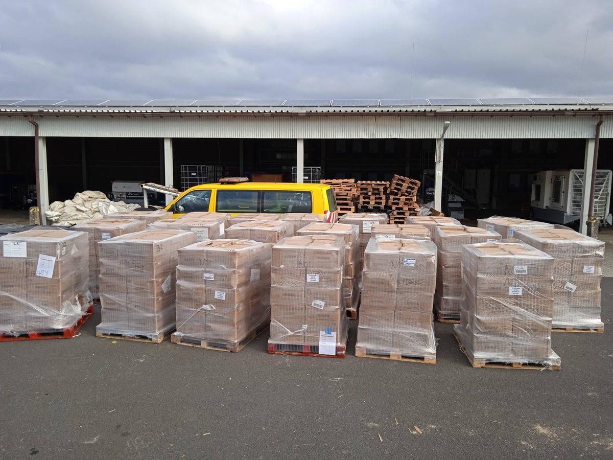 ukinpoland's tweet photo. First UK aid shipments of vital medical supplies reach Rzeszów in south-eastern Poland on route to Ukraine.

The UK is providing £40 million more in aid to help Ukrainian people in critical need.

https://t.co/2v5KHAJ8DJ

#StandWithUkraine 🇬🇧🇺🇦 https://t.co/bYKLTKipUn