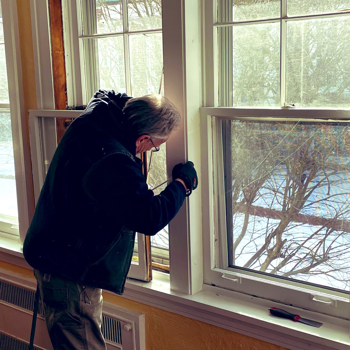 PatrickLOToole's tweet photo. Big shout out to @Fordewindows for sending Rick our way this morning. Replacing glass in old wood double-hung windows is a lost art. He’s making it look easy #keepcraftalive @QualifiedRemod @Pella_News @MarvinWD @JELDWEN #Grateful #thedogdidit https://t.co/No5U5Nlb5a