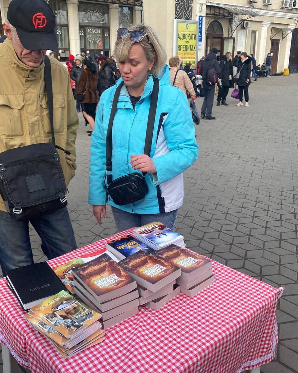 prertonkohler's tweet photo. 🇬🇧 In times of war our church members are ready to serve and save. You can see images from Odessa, in Ukraine, where Bibles, The Great Controversy books and food are shared in front of the train station. #PrayForUkraine and give your support to the humanitarian help trough #ADRA. https://t.co/nnr6KoH0bL