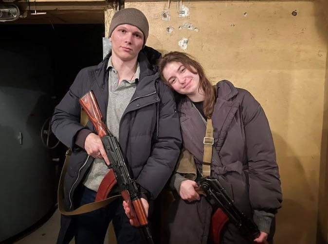Tvmos_'s tweet photo. #VIRAL  SE CASAN EN MEDIO DE LA "INVASIÓN" RUSA Y SE ENLISTAN PARA "DEFENDER" SU PAÍS 🥺🥺🥺

Yarina y Sviatoslav, decidieron adelantar su boda por la actual situación en #Ucrania. 

Pasaron su primer día de casados anotándose en una lista para defender a su país de la invasión. https://t.co/mAFonNztic