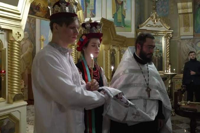 Tvmos_'s tweet photo. #VIRAL  SE CASAN EN MEDIO DE LA "INVASIÓN" RUSA Y SE ENLISTAN PARA "DEFENDER" SU PAÍS 🥺🥺🥺

Yarina y Sviatoslav, decidieron adelantar su boda por la actual situación en #Ucrania. 

Pasaron su primer día de casados anotándose en una lista para defender a su país de la invasión. https://t.co/mAFonNztic
