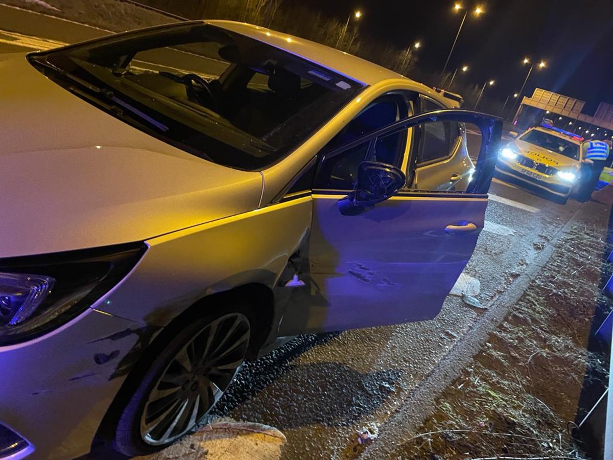 tvprp's tweet photo. #XRT03 - Vehicle failed to stop for units in #Slough. Pursuit took over by us and @HantsTVPolDogs Onto the #M25. With assistance from @SurreyRoadCops, Tactics were used to bring the vehicle to a stop.
Driver arrested Doal, no insurance, drug drive an dangerous driving.
#P1879 https://t.co/wXyL0RFjXu