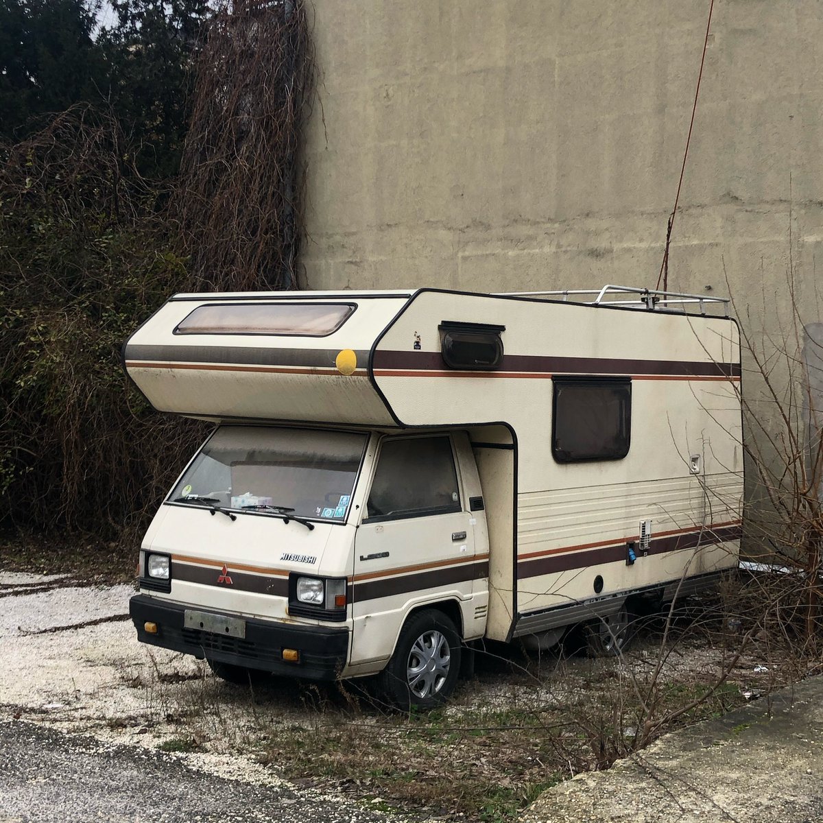Mitsubishi L300 Campervan (2nd gen facelift, 1982-6) spotted in Budapest.
#MitsubishiL300 #MitsubishiDelica #homeiswhereyouparkit 
@GeorgeCochrane1 @addict_car @Rockstarscars @YesterdaysDrive @ChodSpot