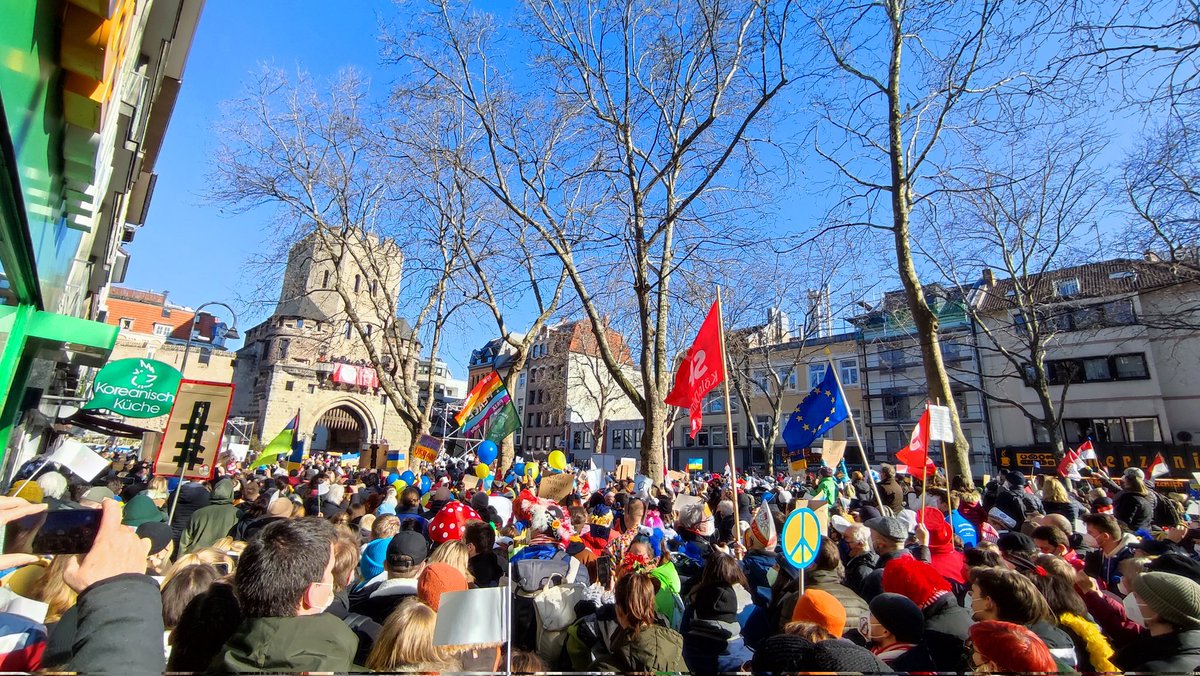 ZonakLive's tweet photo. #StandingWithUkraine #Ukraine #MakeFasteLOVEndNotWar #Cologne https://t.co/sHAeVyI0oY