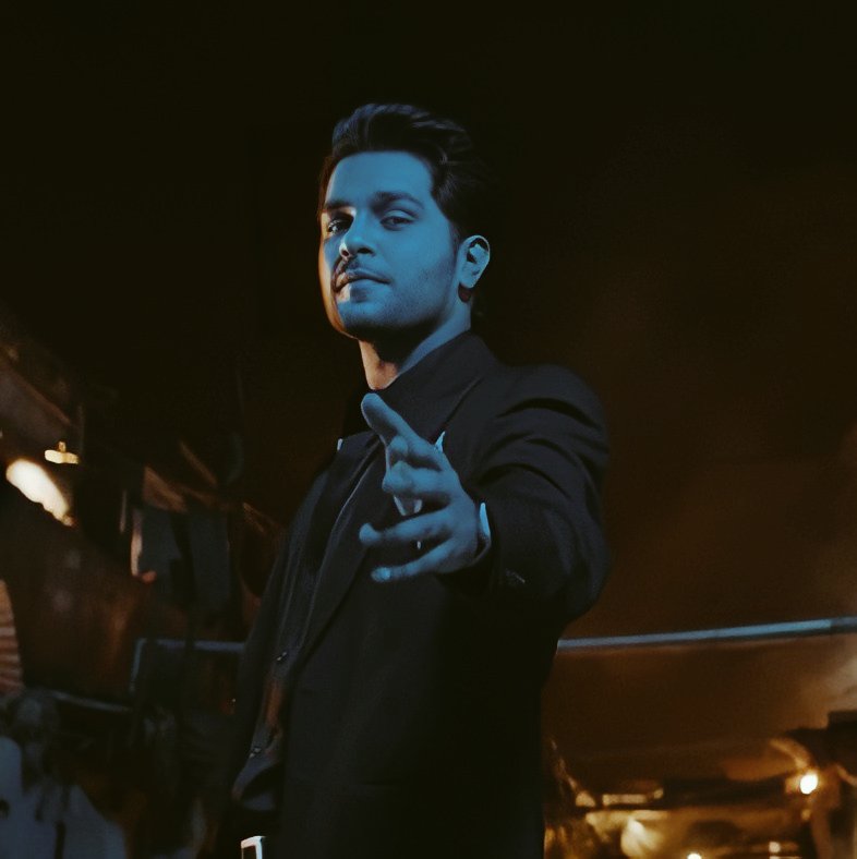 updatesasim's tweet photo. His looks, omfg 😭🔥

#AsimAzhar #FahadMustafa
KABHI MAI KABHI TUM https://t.co/Tj7D5zEb7u