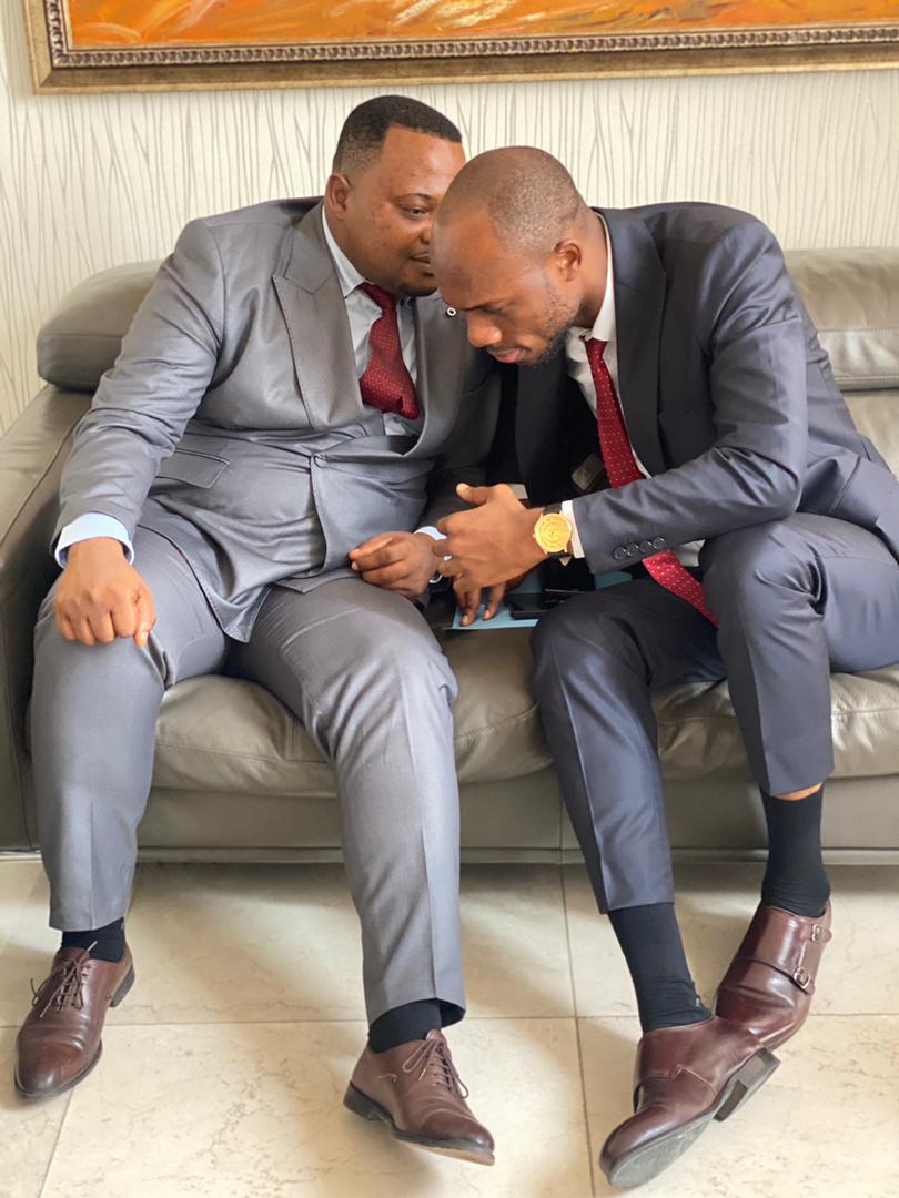 FontaineMangala's tweet photo. 🇨🇩: Discussions Conviviales et stratégiques dans une complicité engagée entre Frères et collabo pour poursuivre la sensibilisation à la base de #FinAlerte, application lancée par Son Excellence @nskazadi, Ministre des Finances. https://t.co/OLME9hE0nS