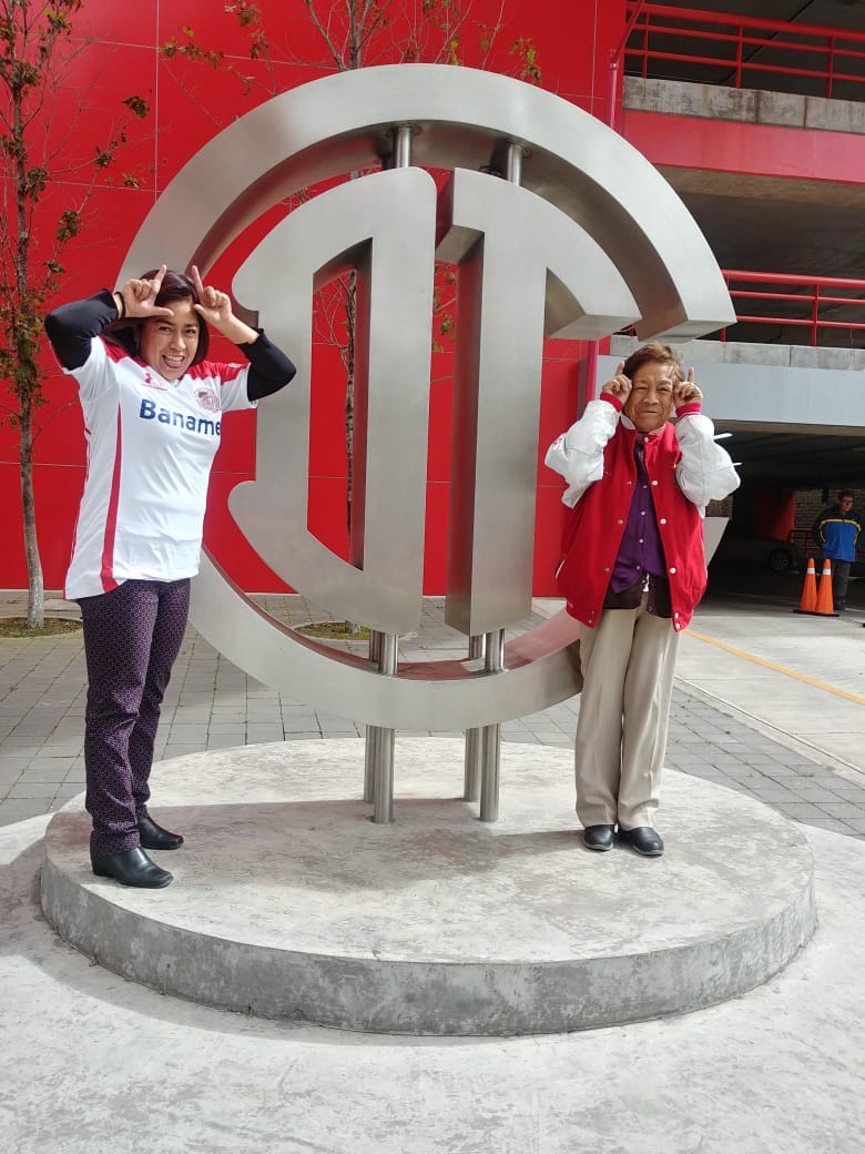 PatyGlez31's tweet photo. @TolucaFC mi nombre es Patricia González y mi historia es un poco diferente al resto, ya que a mí quien me llevó por primera vez al Estadio Nemesio Diez fue mi mamá... Fue ella quien me inculcó el amor por el equipo, y el ir a alentar cada que se puede. ❤️
#CDTJ8 https://t.co/3PEnEoDbsE