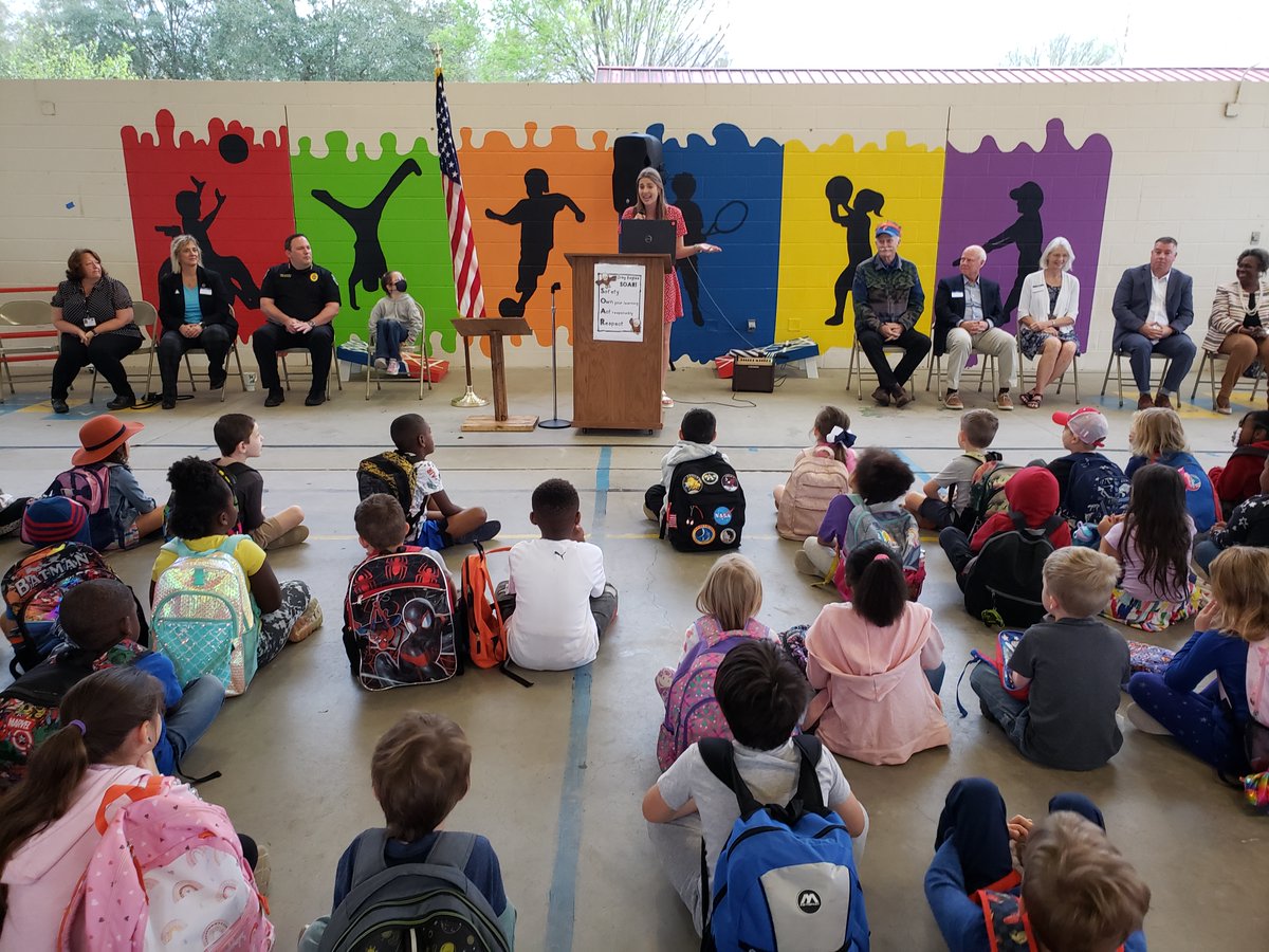 AlachuaSchools's tweet photo. Last weekend, @projectmakeover held its Makeover Weekend at Irby Elementary.

With help from ACPS staff and UF's facilities services, volunteers painted murals, created an outdoor classroom, helped with landscaping and more. 

Thank you to everyone who helped make this possible! https://t.co/7GPTTxO4t5