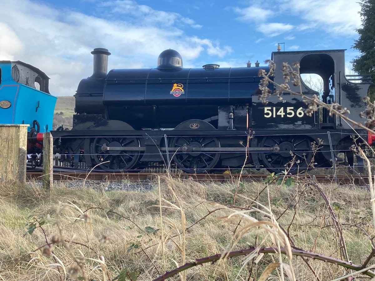 Afternoon folks & another week closer to #Easter 😊
I only had two piano kids so I popped down to a mates in #Rawtenstall and saw these two trains chugging past his garden. 
They run for #EastLancsRailway and really cool 😃