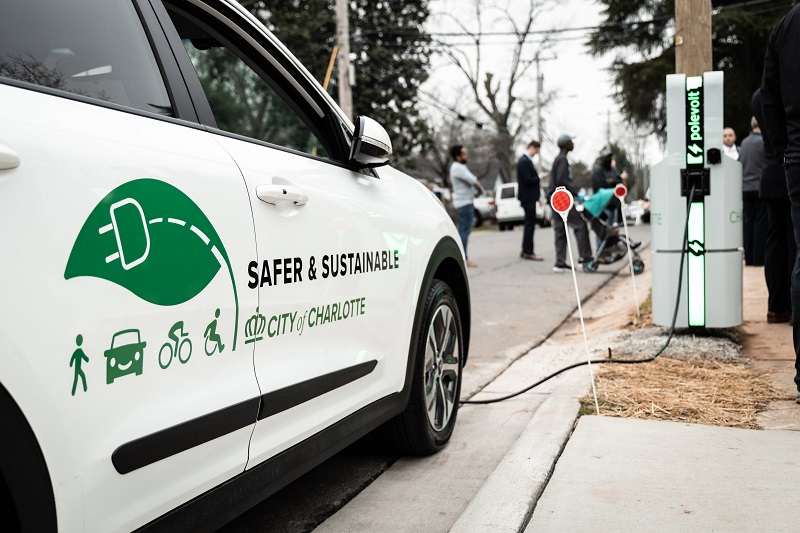 progresohispano's tweet photo. #PoleVolt es la nueva estación de carga de vehículos eléctricos en #Charlotte. Ofrece un servicio gratuito para el público. Está ubicada en Washington Heights Park y es la primera de su tipo en #NorthCarolina. https://t.co/fippyfHEMo https://t.co/WEsY59ELON