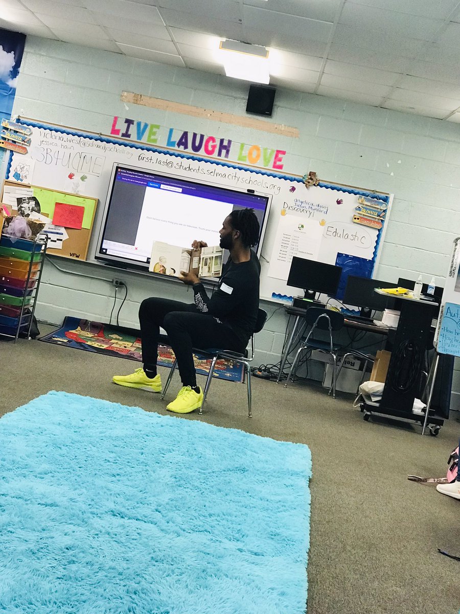 KnoxSODlibrary's tweet photo. Starting Read Across America Week off with Mr. Michael Johnson and his mother, Mrs. Thomasene Johnson! We appreciate both of them taking time out of their day to come and read to our scholars! #readingisforeveryone #teamselma #teamsod https://t.co/S9JYfJVCuT