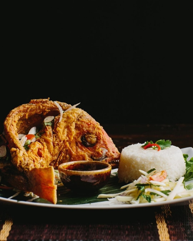 🇹🇭 Don't be afraid to use your hands when eating our whole fried red snapper with chili lime sauce! We use a rice flour batter on the fish, making this dish gluten-free. tuktukatl.com