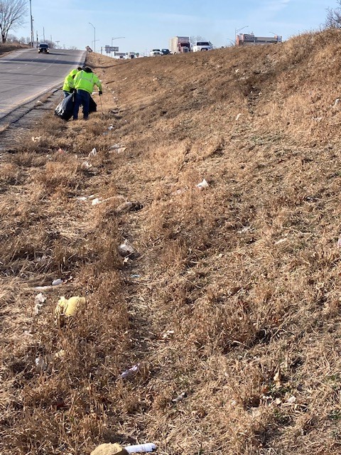CityofGrandview's tweet photo. 📣Let's hear it for Grandview Public Works! Crews spent the morning picking up trash along NB I-49 at Blue Ridge. It looks UH-MAZE-ING!! Let's try to keep it that way. #Grandview #BuildingTomorrowsCommunity https://t.co/GGiKcrqX4e