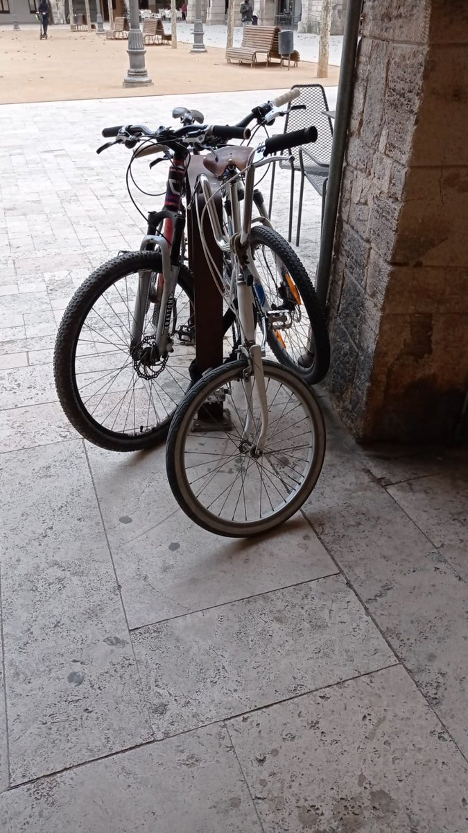 BNYenBici's tweet photo. Saturació als aparcaments de bici a la Plaça #deBanyoles. https://t.co/0HFji3DdQ7