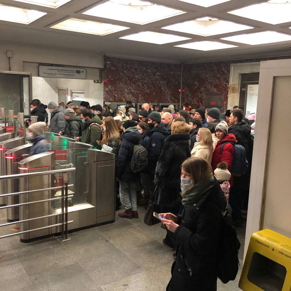Guerra Ucraina Russia, le file nella metro di Mosca dopo la sospensione di Apple Pay
