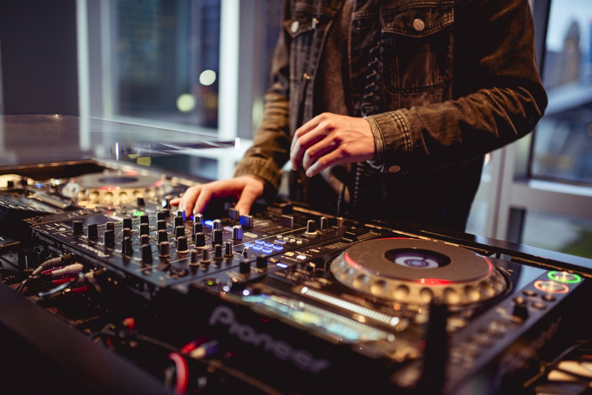 ROOF has everything you need for a weekend of fun, including skilled mixologists, live DJs, and a beautiful atmosphere.