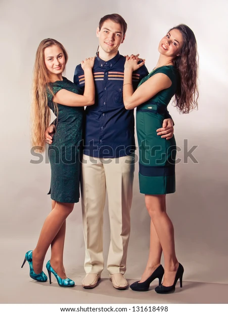 два парня и одна девочка. две женщины в кровати. мужчина и две женщины. мужчина и две женщины. парень и две девочки.