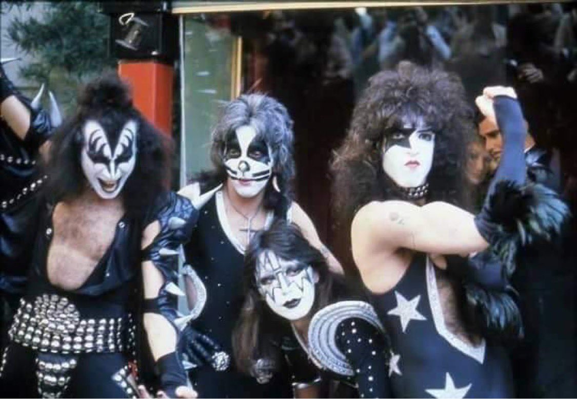 10 е августа. Группа Кисс. Kiss группа 1976. Пол Стэнли 1976. Пол Стэнли и Джин Симмонс.