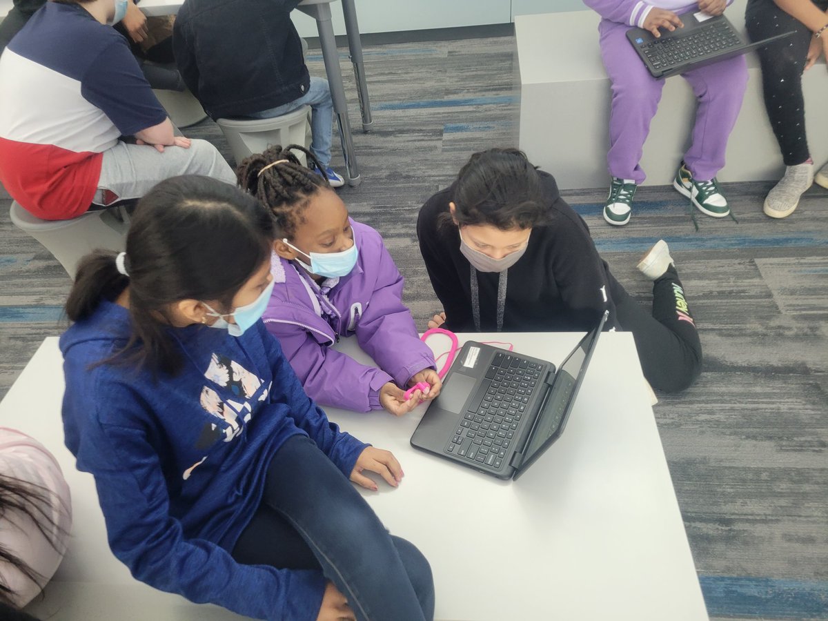 CoachPaskon's tweet photo. Celebrating the completion of our Nonfiction/informational texts with our 5th grade friends in @miss_williams5 class. We celebrated completing our first digital publication of the year. #isdstrong #authorsintraining https://t.co/M1x1FZ0UxX
