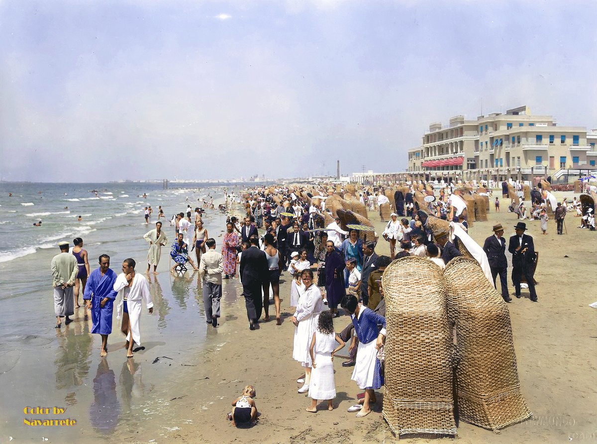 La Playa de la Victoria, en Cádiz, en torno a 1929. Mucha gente en la playa, demasiados trajes y demasiada ropa. Al fondo, el antiguo Hotel Playa, ya desaparecido y sustituido por el actual. Muchos niños con sus niñeras. ⬇️
