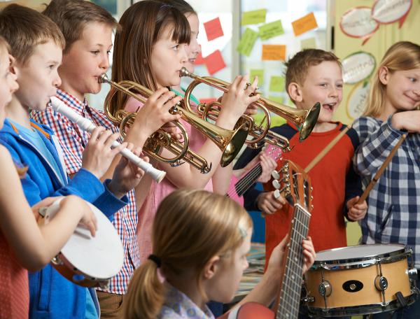 GoldenMusicColo's tweet image. Music can benefit your child in many areas – language, maths, concentration and social skills, just to name a few! So whether or not your child learns a musical instrument, try to expose your child to music as much as possible and enjoy the many benefits! mvnt.us/m1245088