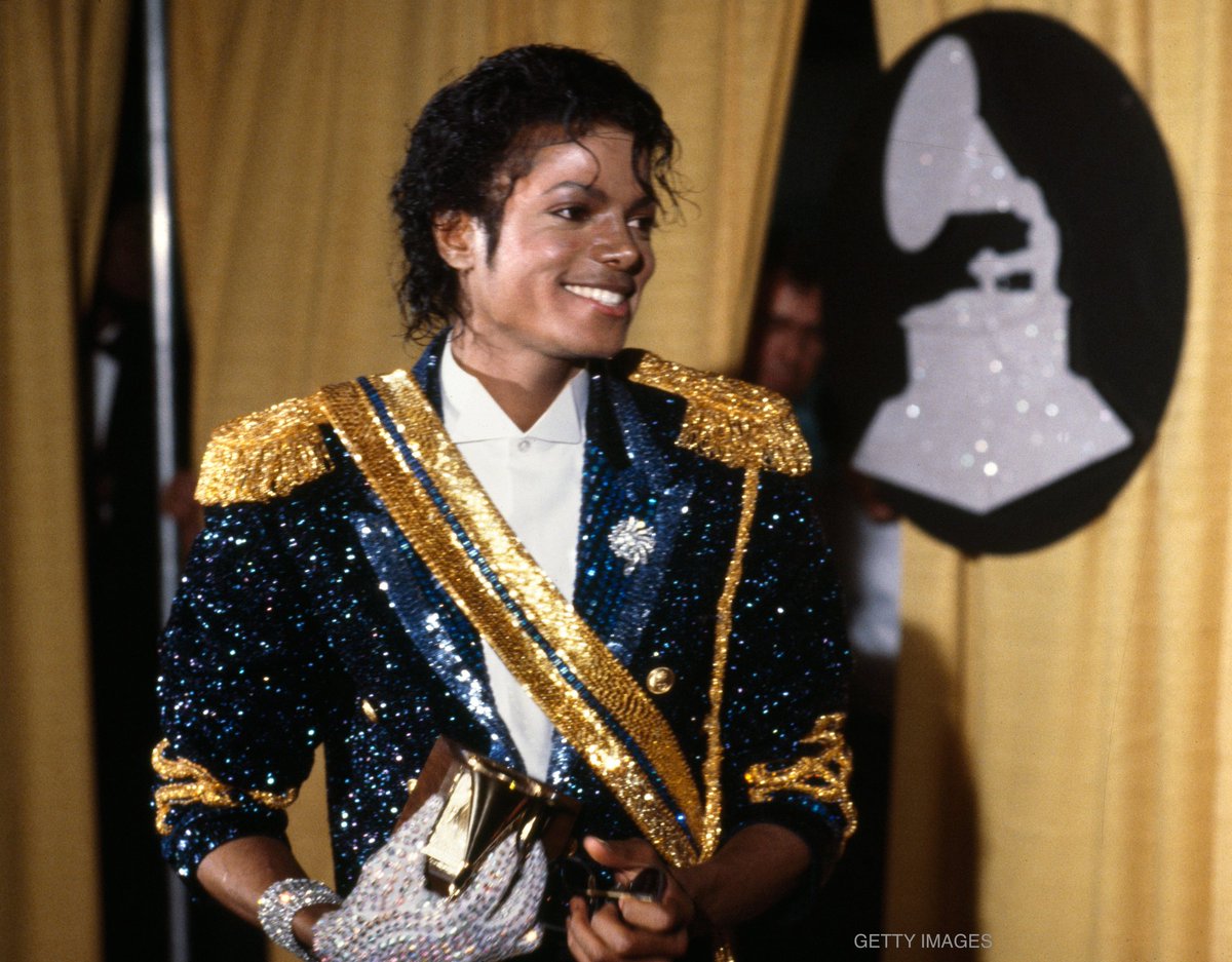 juangom73's tweet photo. #NowPlayingTrack Thriller - Michael Jackson #EnMedioDeLos80s #CantandoConMariPerdomo @Escape889 https://t.co/4p8RxOENfU