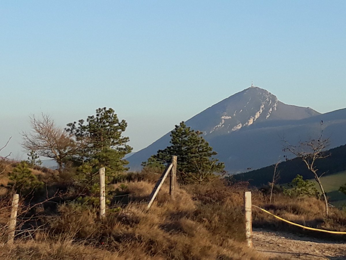 Noainmeteo's tweet photo. Última tarde de este mes de febrero con tiempo extraordinario para pasear, desde la sierra de #Tajonar observamos algunos montes míticos de la cuenca de #Pamplona como #Alaiz #HigaDeMonreal o #SanCristobal.
Cielo despejado, temperatura de unos 17 grados y viento flojo de suroeste https://t.co/JcqhUYMmT6