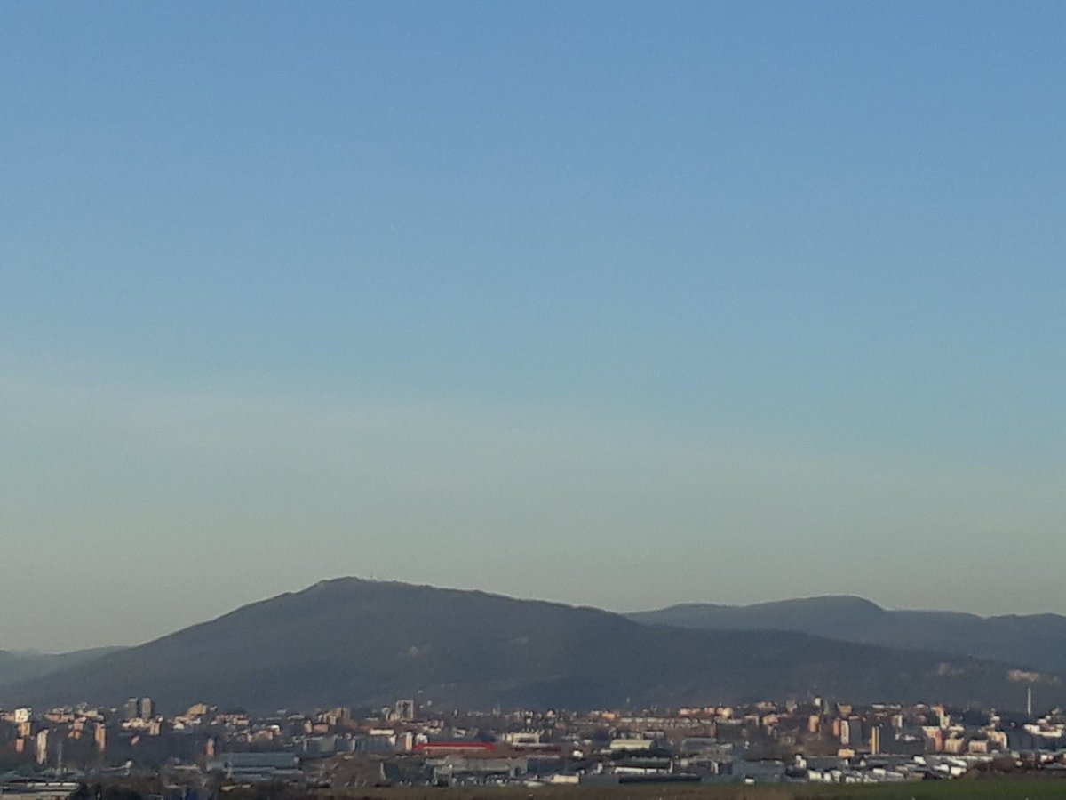 Noainmeteo's tweet photo. Última tarde de este mes de febrero con tiempo extraordinario para pasear, desde la sierra de #Tajonar observamos algunos montes míticos de la cuenca de #Pamplona como #Alaiz #HigaDeMonreal o #SanCristobal.
Cielo despejado, temperatura de unos 17 grados y viento flojo de suroeste https://t.co/JcqhUYMmT6