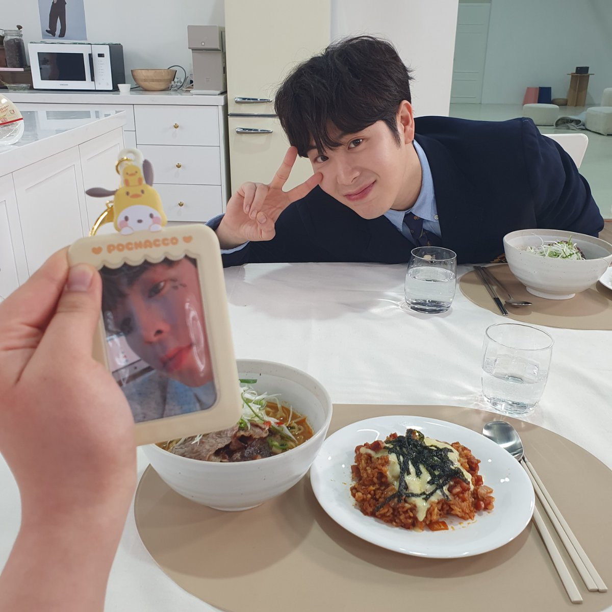 teleBEEsion's tweet photo. 역조공 키친 다녀온 표수니입니다! 꼭 약속 지키려고 사실 별거 없는 사진,, 예쁜 오빠 믿고 들고 왔습니다,, (영상에서 나온 예절 샷 원본도 가져왔숨니다!!!) https://t.co/oeWMrSiFLF
