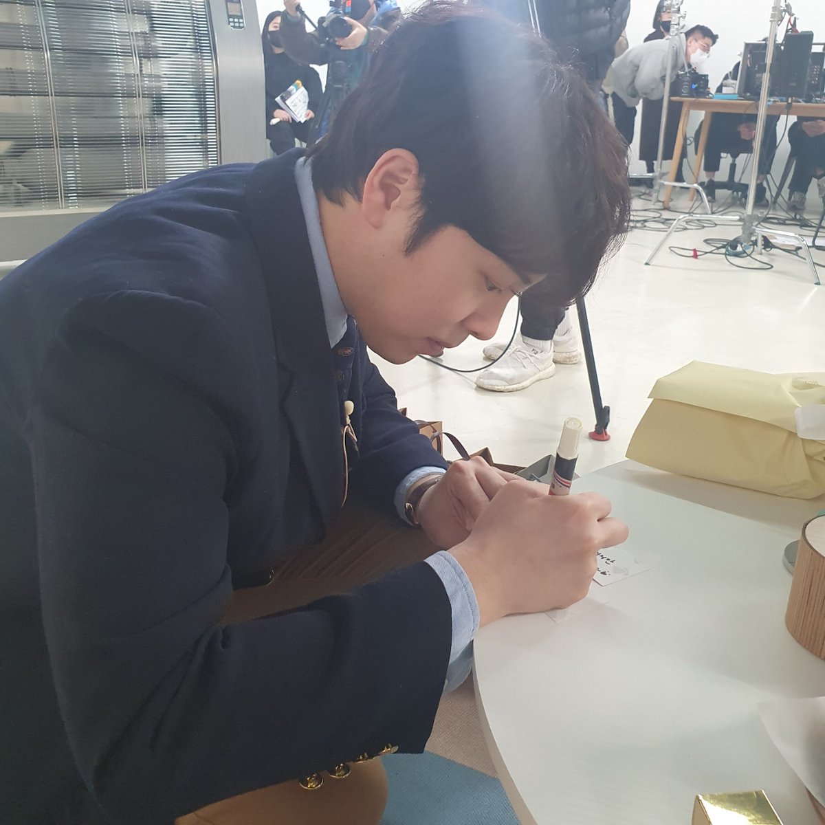 teleBEEsion's tweet photo. 역조공 키친 다녀온 표수니입니다! 꼭 약속 지키려고 사실 별거 없는 사진,, 예쁜 오빠 믿고 들고 왔습니다,, (영상에서 나온 예절 샷 원본도 가져왔숨니다!!!) https://t.co/oeWMrSiFLF