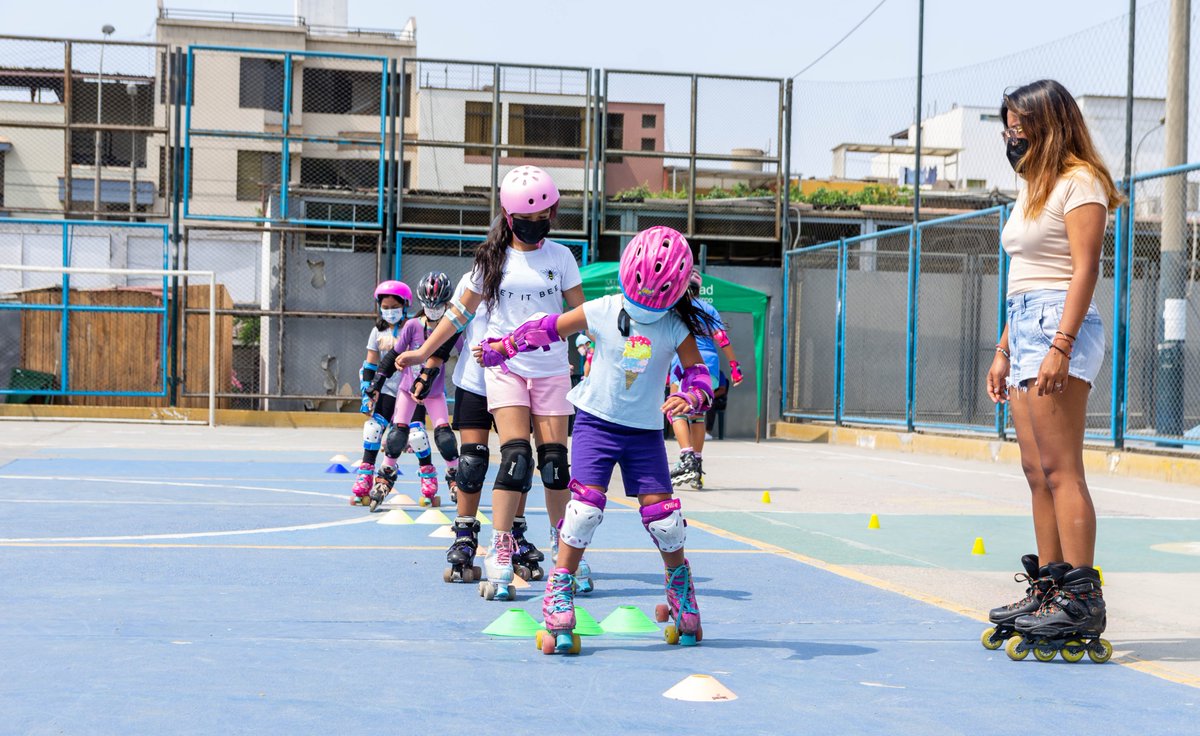 munisurco1's tweet photo. Las sedes de Sagitario, Loma Amarilla y Casa del Vecino finalizaron sus clases de manera simultánea, realizando demostraciones de baloncesto, patinaje, karate, entre otras disciplinas. 🥋🏀🛼 https://t.co/9Apw4EMTvx