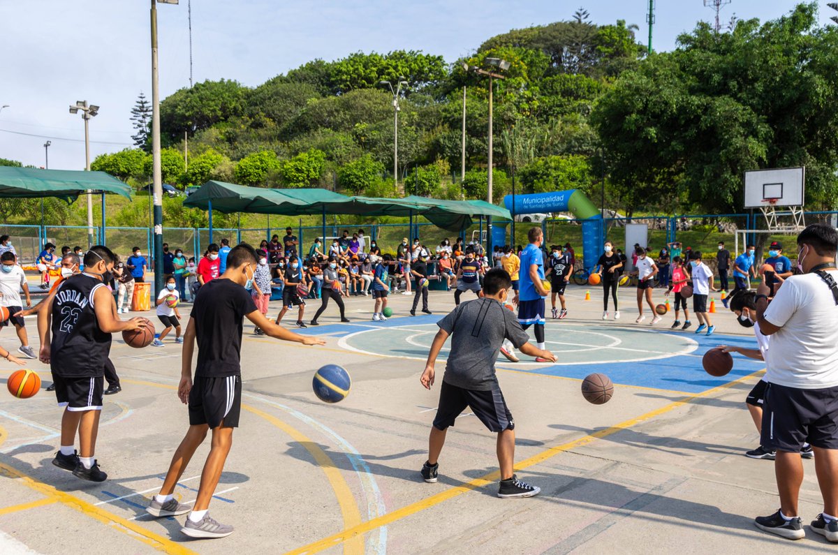 munisurco1's tweet photo. Las sedes de Sagitario, Loma Amarilla y Casa del Vecino finalizaron sus clases de manera simultánea, realizando demostraciones de baloncesto, patinaje, karate, entre otras disciplinas. 🥋🏀🛼 https://t.co/9Apw4EMTvx