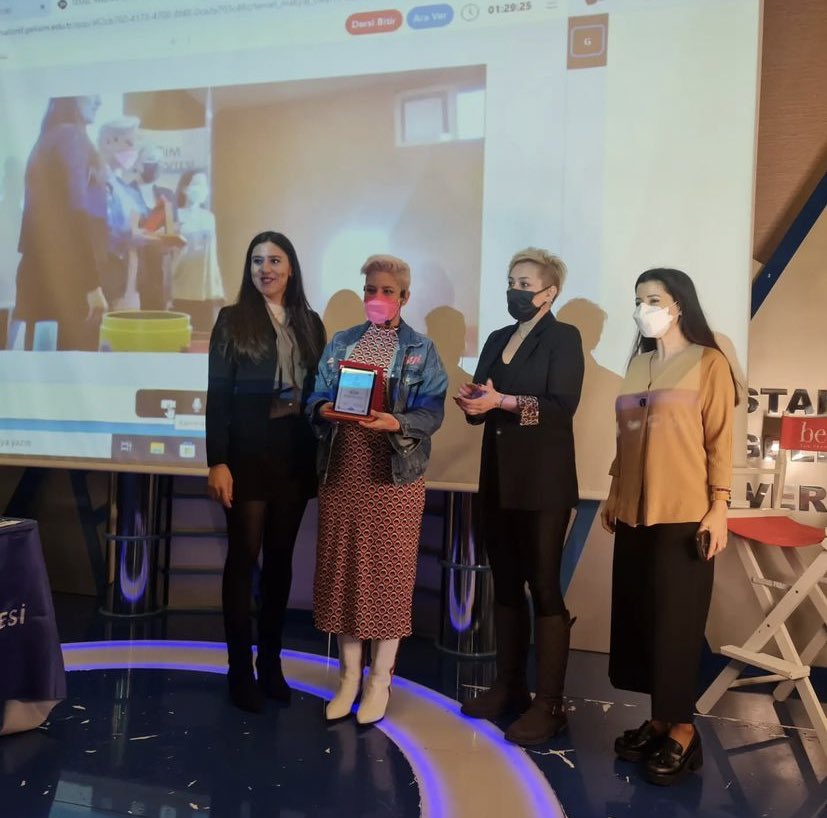 igushmyo's tweet photo. Saç Bakımı ve Güzellik Hizmetleri Program Başkanı Öğr. Gör. Pelin Özgünay’ın düzenlediği “Benefits Cosmetics Sektör Buluşması” adlı etkinlikten kareler…

#igushmyo #igugelisim #istanbulgelişimüniversitesi #saçbakımı #saçbakımıvegüzellikhizmetleriprogramı https://t.co/t94a7nyXyN