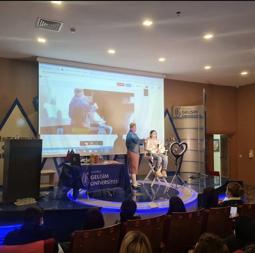 igushmyo's tweet photo. Saç Bakımı ve Güzellik Hizmetleri Program Başkanı Öğr. Gör. Pelin Özgünay’ın düzenlediği “Benefits Cosmetics Sektör Buluşması” adlı etkinlikten kareler…

#igushmyo #igugelisim #istanbulgelişimüniversitesi #saçbakımı #saçbakımıvegüzellikhizmetleriprogramı https://t.co/t94a7nyXyN